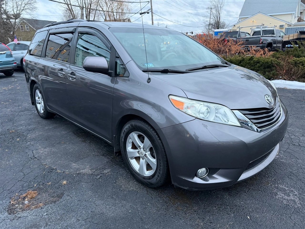 Toyota Sienna LE 8-Pass V6 2011