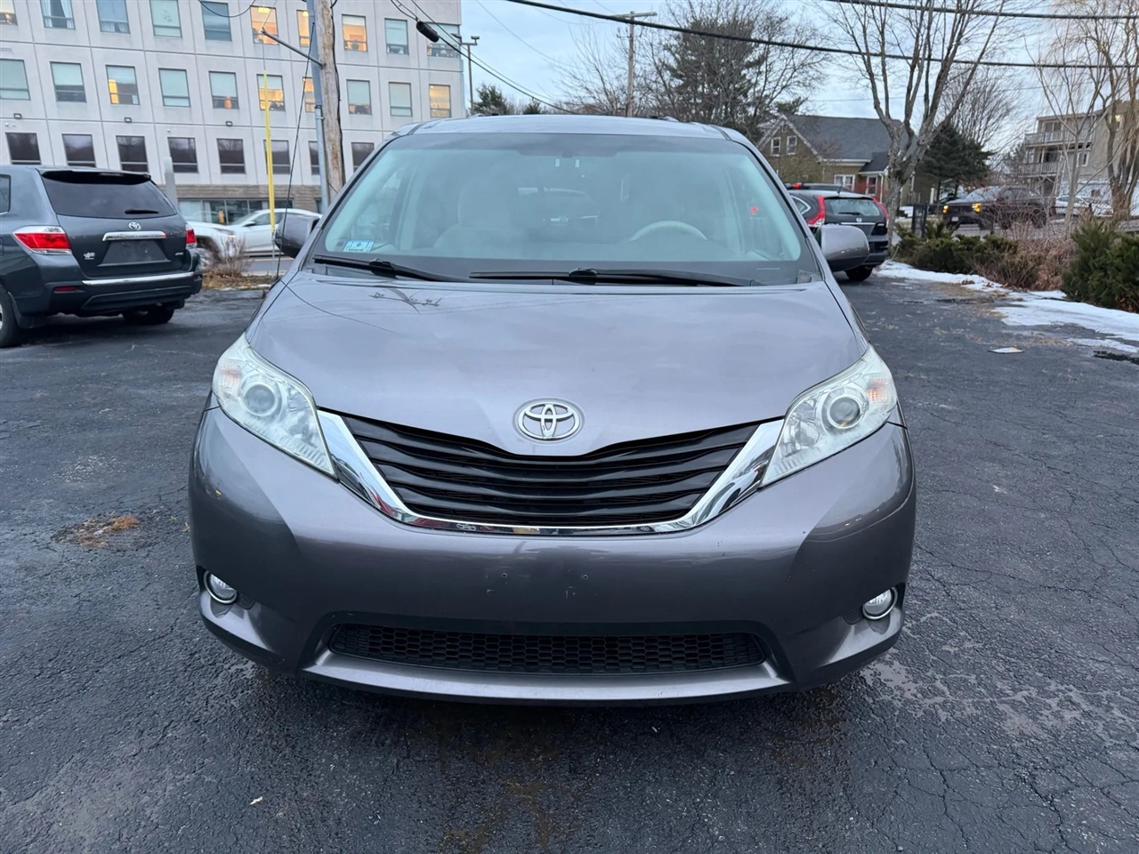 Toyota Sienna LE 8-Pass V6 2011