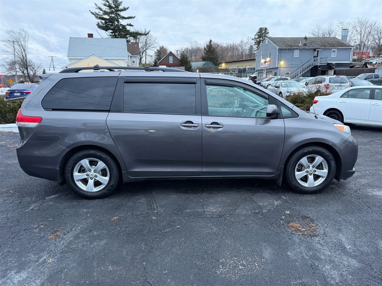 Toyota Sienna LE 8-Pass V6 2011
