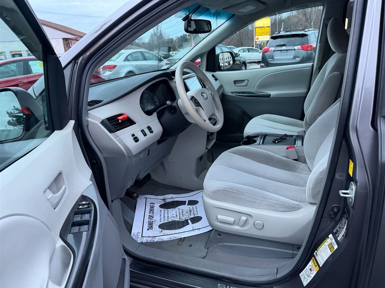 Toyota Sienna LE 8-Pass V6 2011