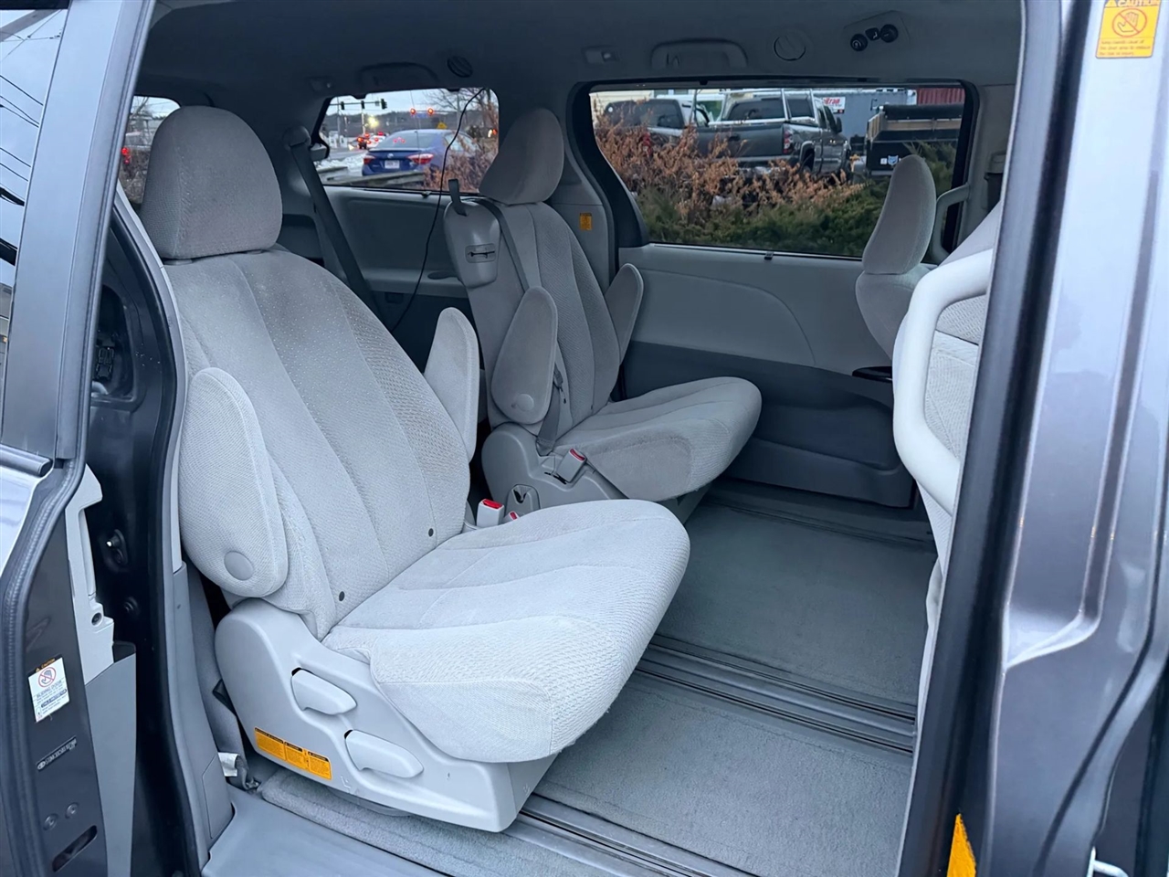 Toyota Sienna LE 8-Pass V6 2011