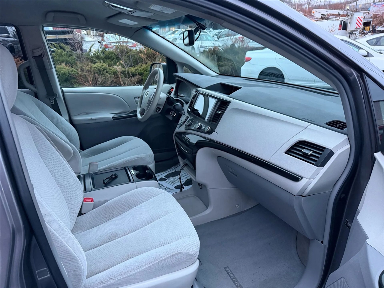 Toyota Sienna LE 8-Pass V6 2011