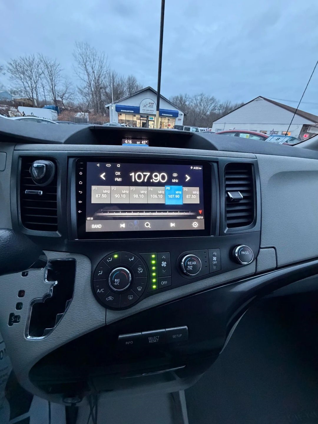 Toyota Sienna LE 8-Pass V6 2011