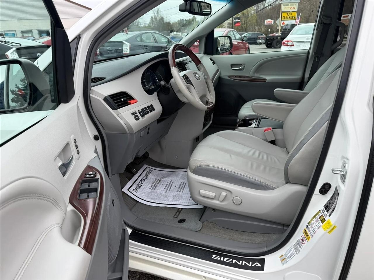 Toyota Sienna Limited AWD 7-Passenger V6 2014