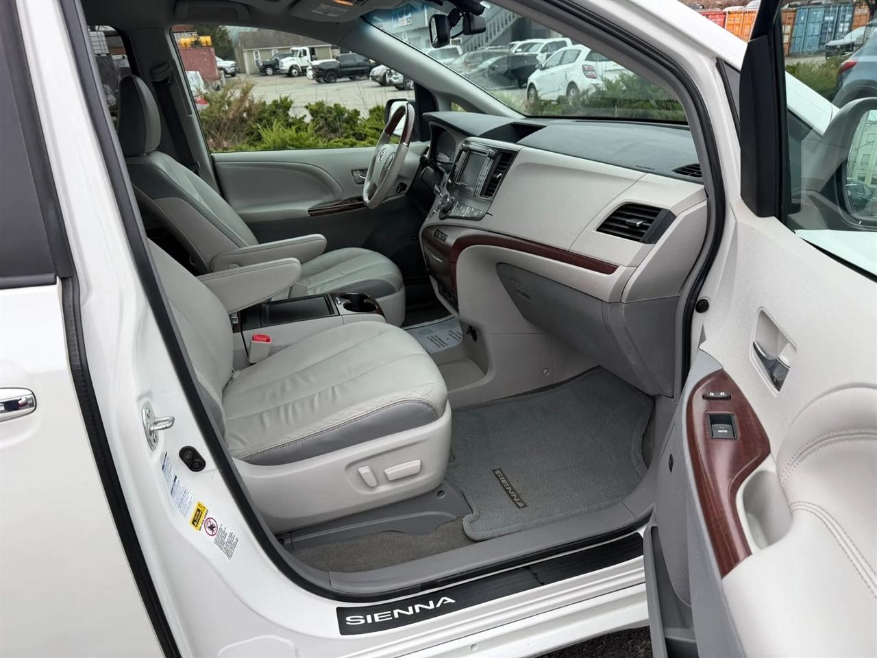 Toyota Sienna Limited AWD 7-Passenger V6 2014