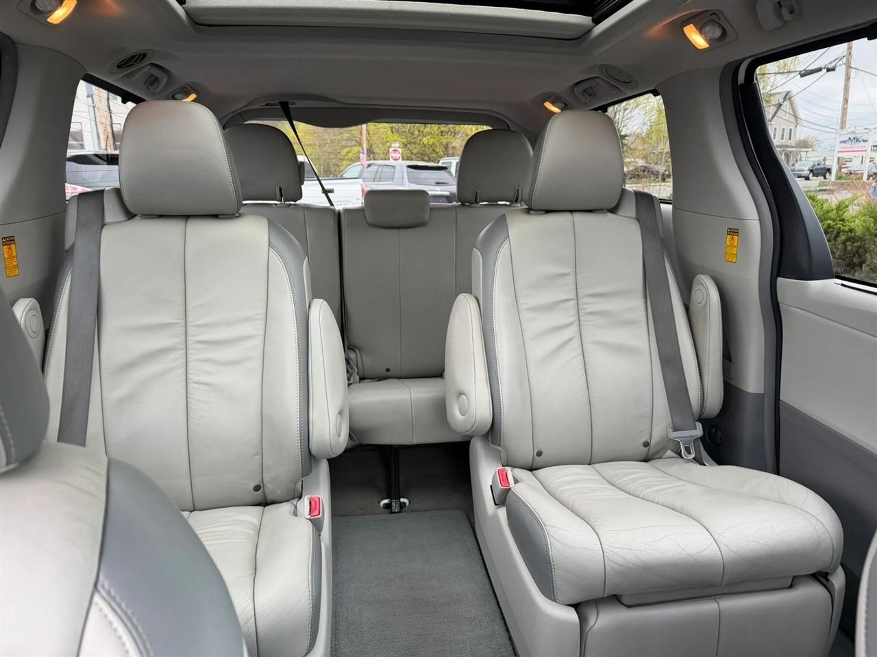 Toyota Sienna Limited AWD 7-Passenger V6 2014