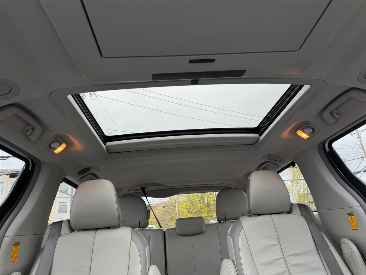 Toyota Sienna Limited AWD 7-Passenger V6 2014