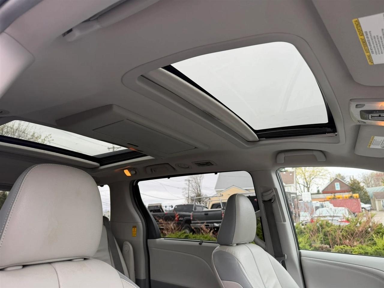 Toyota Sienna Limited AWD 7-Passenger V6 2014