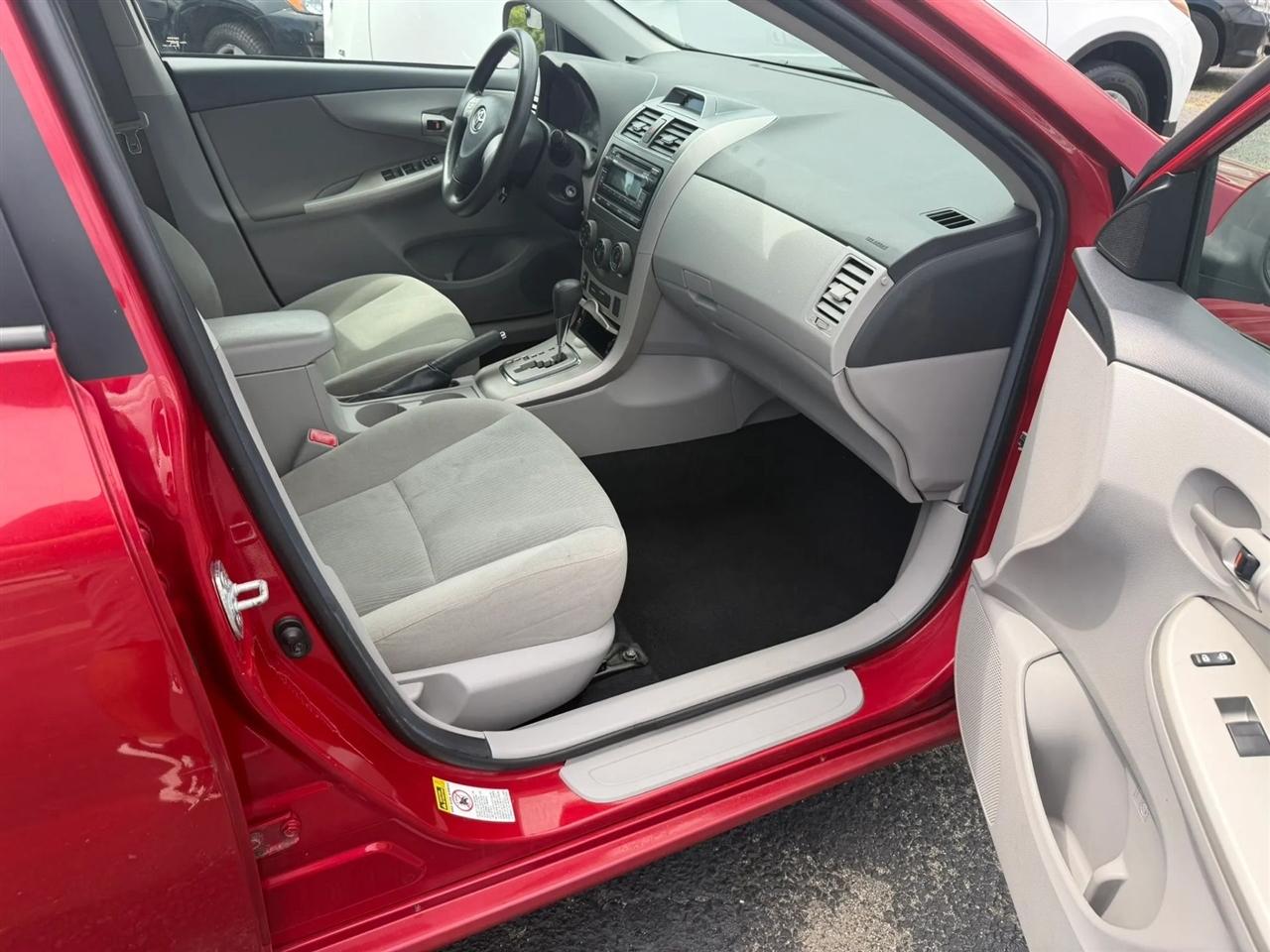 Toyota Corolla LE 4-Speed AT 2012