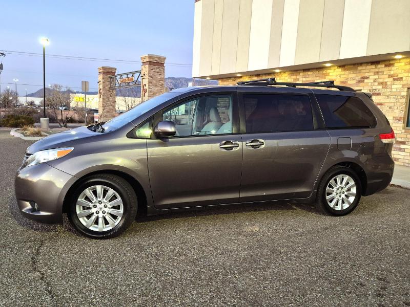Toyota Sienna XLE AWD 7-Passenger V6 2012