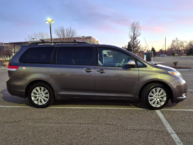 Toyota Sienna XLE AWD 7-Passenger V6 2012