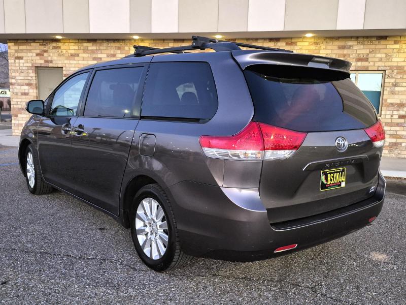 Toyota Sienna XLE AWD 7-Passenger V6 2012