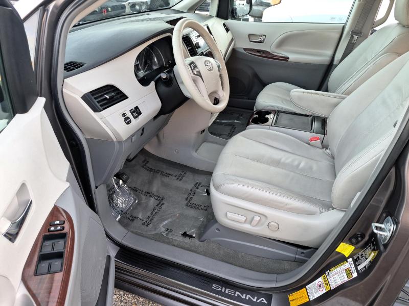 Toyota Sienna XLE AWD 7-Passenger V6 2012