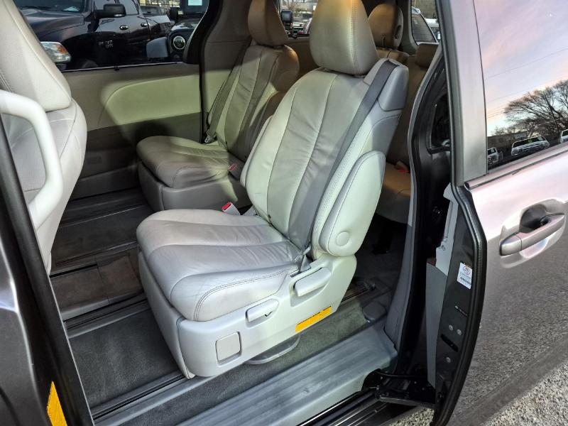 Toyota Sienna XLE AWD 7-Passenger V6 2012