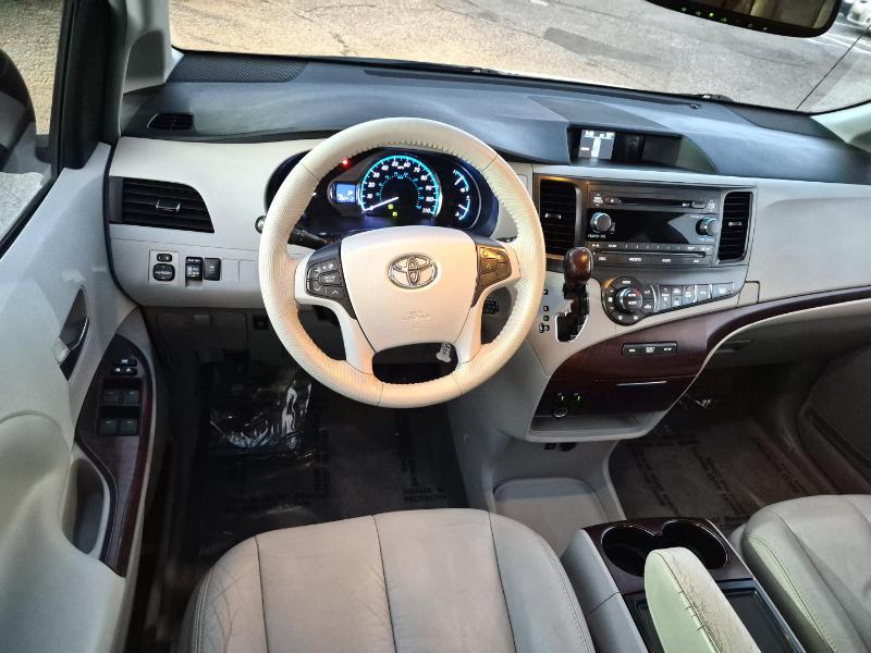 Toyota Sienna XLE AWD 7-Passenger V6 2012