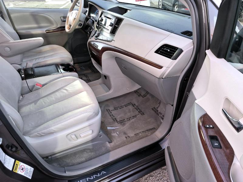 Toyota Sienna XLE AWD 7-Passenger V6 2012