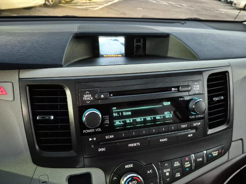 Toyota Sienna XLE AWD 7-Passenger V6 2012