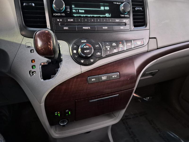 Toyota Sienna XLE AWD 7-Passenger V6 2012