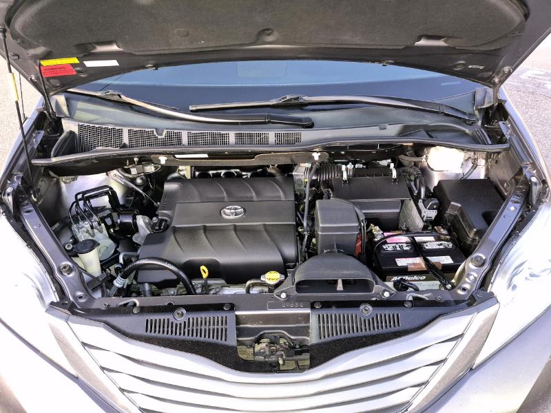 Toyota Sienna XLE AWD 7-Passenger V6 2012