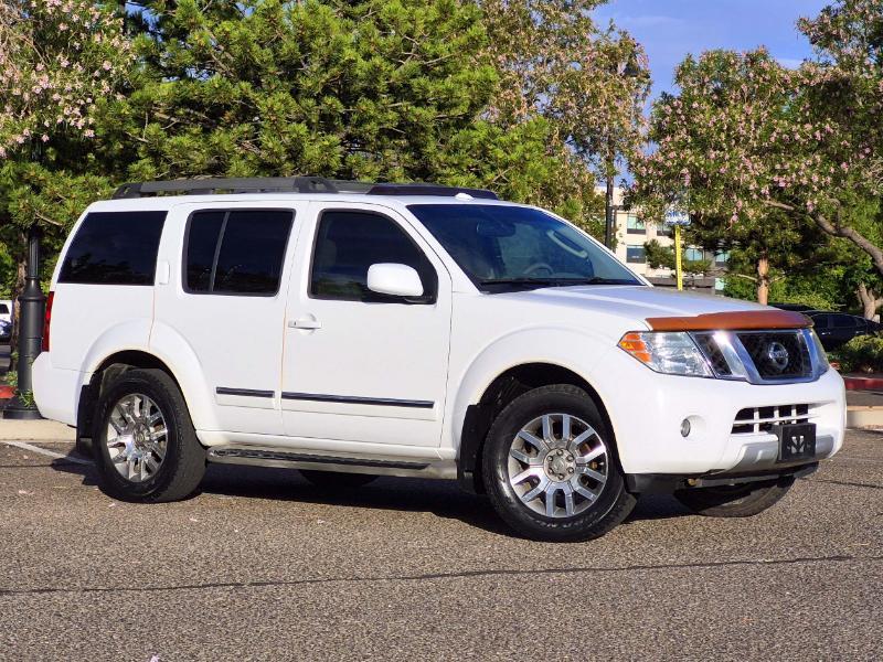 Nissan Pathfinder LE 4WD 2011