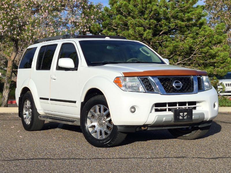 Nissan Pathfinder LE 4WD 2011