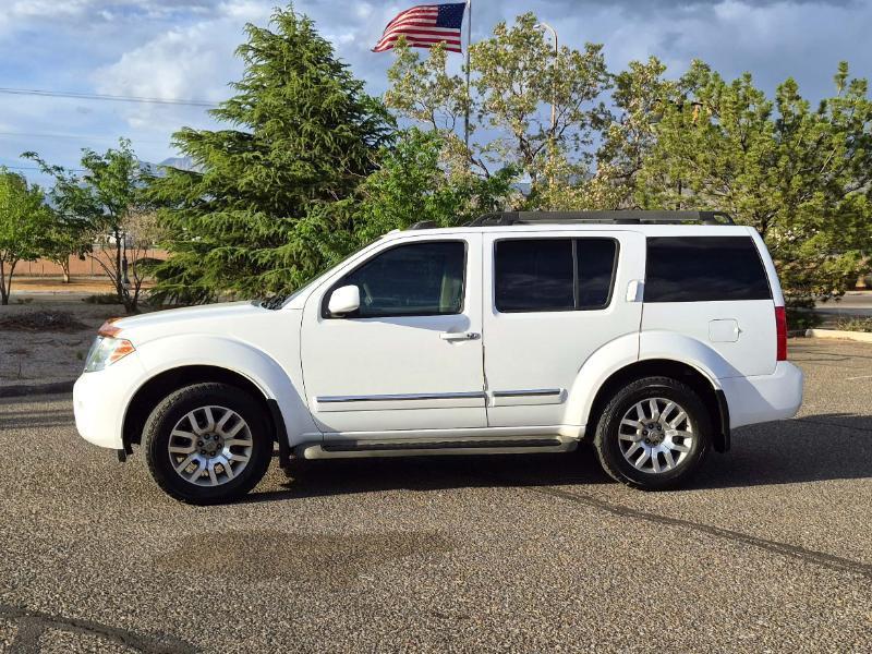 Nissan Pathfinder LE 4WD 2011