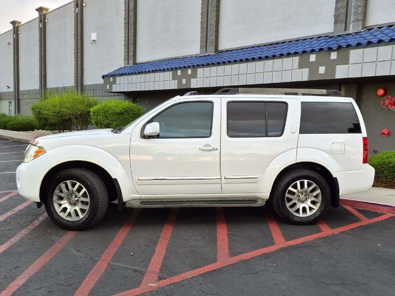 Nissan Pathfinder LE 4WD 2011