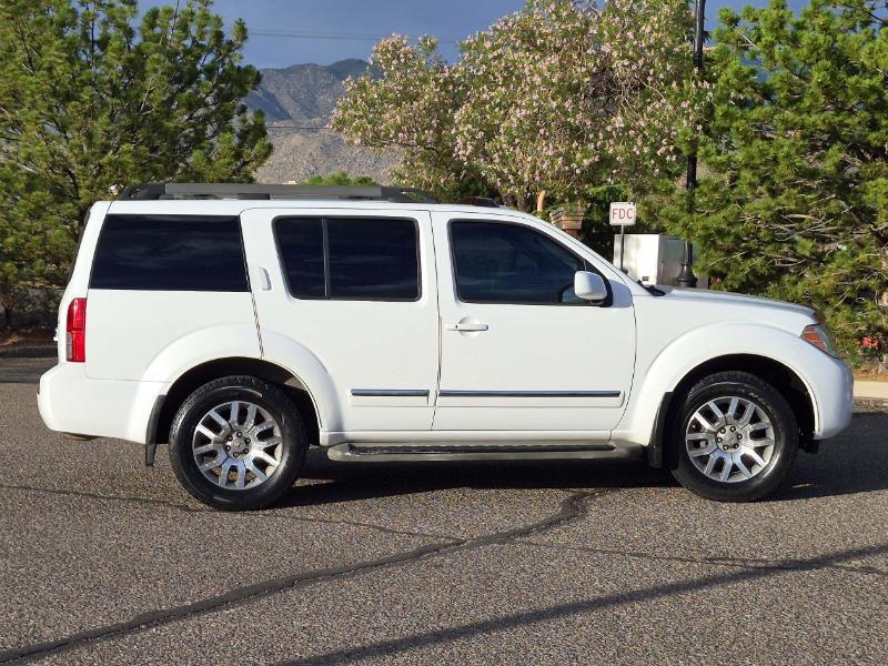 Nissan Pathfinder LE 4WD 2011