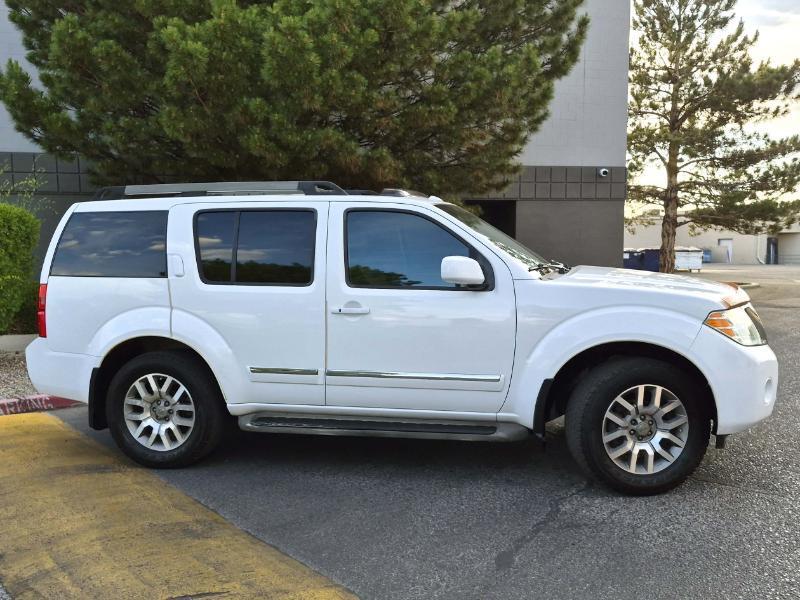 Nissan Pathfinder LE 4WD 2011