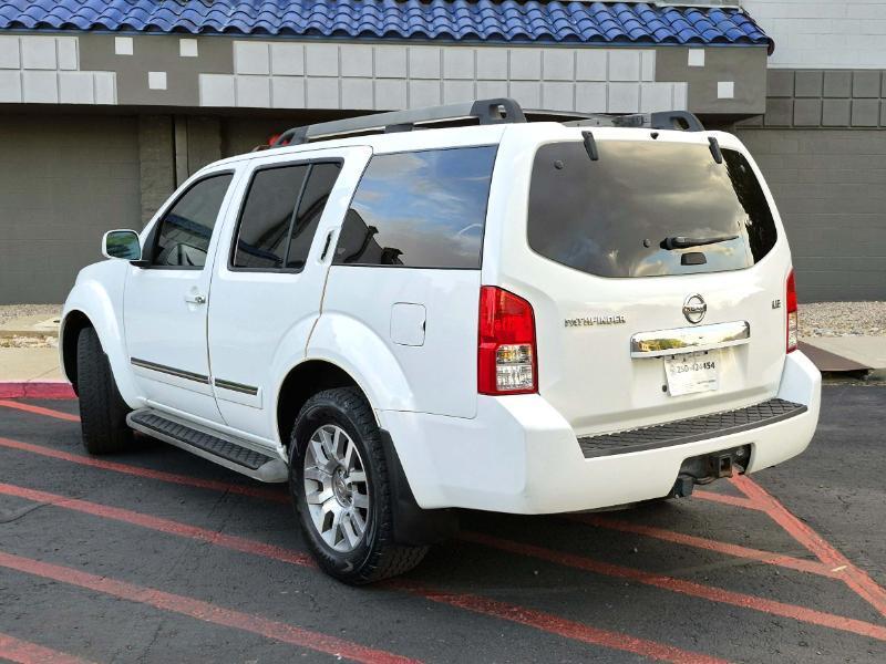Nissan Pathfinder LE 4WD 2011