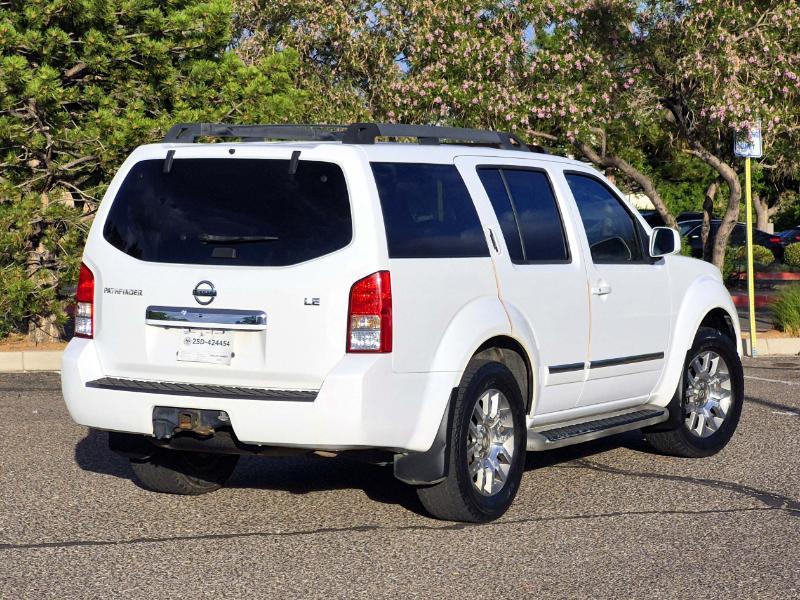 Nissan Pathfinder LE 4WD 2011
