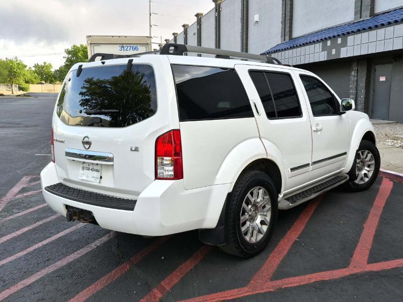 Nissan Pathfinder LE 4WD 2011