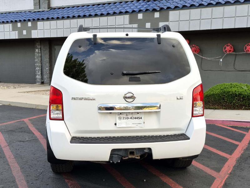 Nissan Pathfinder LE 4WD 2011