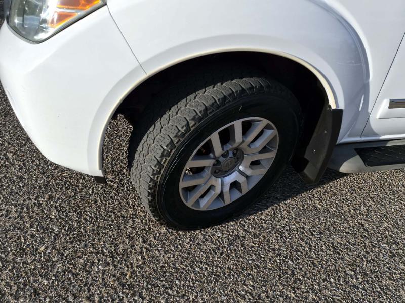 Nissan Pathfinder LE 4WD 2011