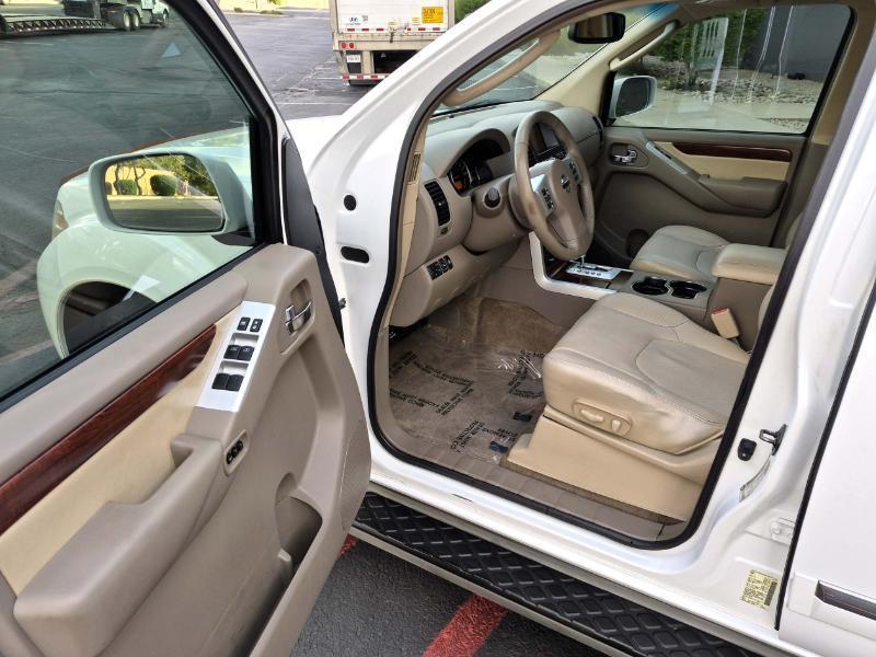 Nissan Pathfinder LE 4WD 2011
