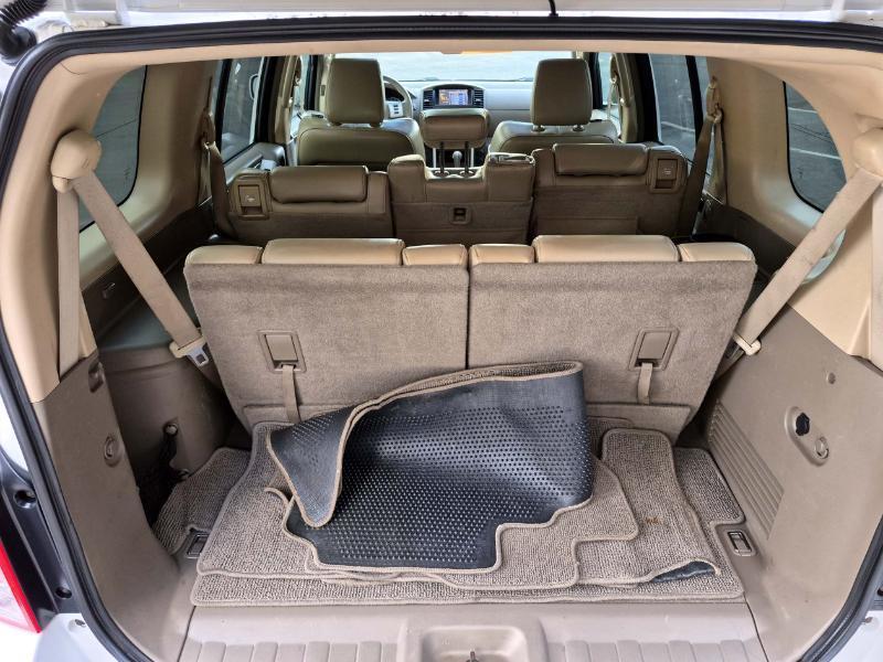 Nissan Pathfinder LE 4WD 2011