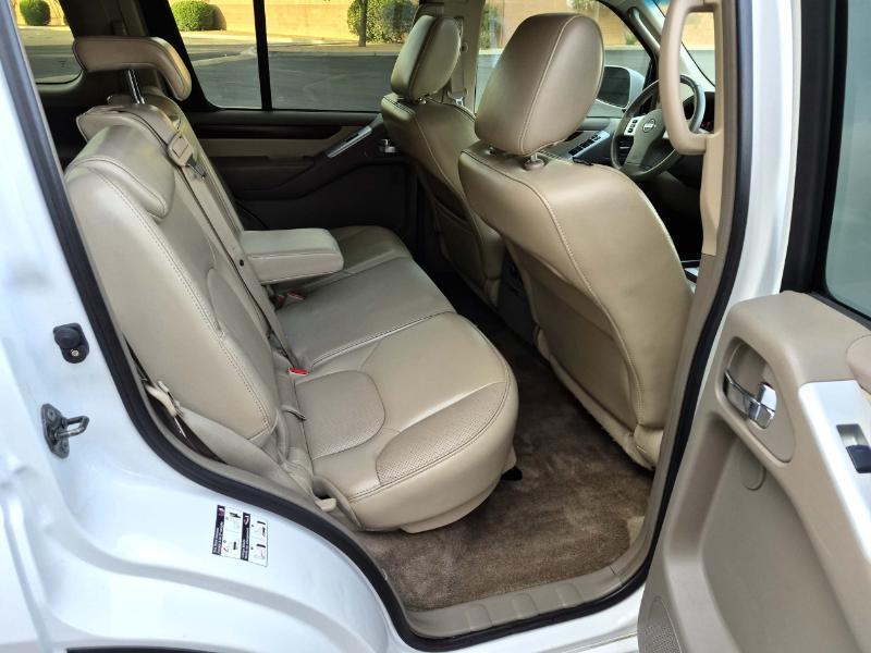 Nissan Pathfinder LE 4WD 2011