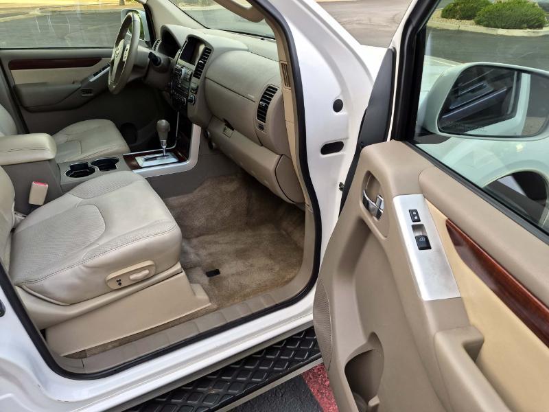 Nissan Pathfinder LE 4WD 2011