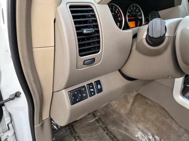 Nissan Pathfinder LE 4WD 2011
