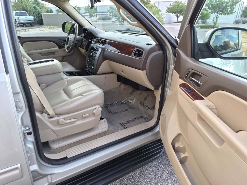 GMC Yukon XL SLT 1/2 Ton 4WD 2014