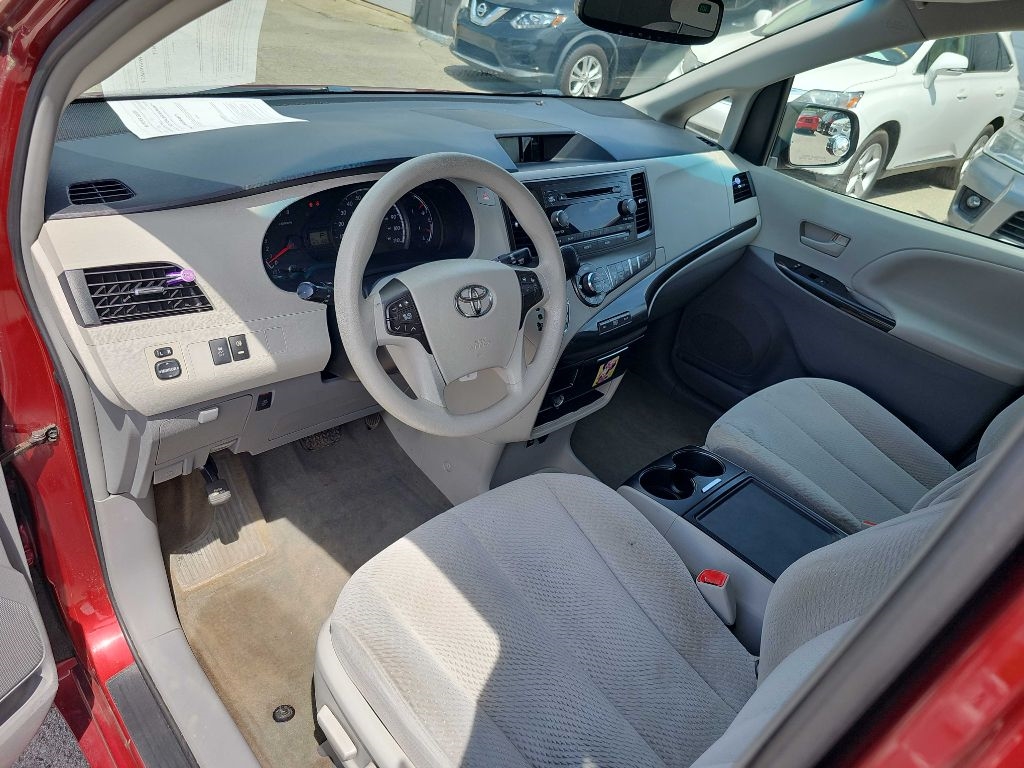 Toyota Sienna 5dr 7-Pass Van V6 LE AAS FWD (Natl) 2013 Toyota Sienna 5dr 7-Pass Van V6 LE AAS FWD (Natl) 2013