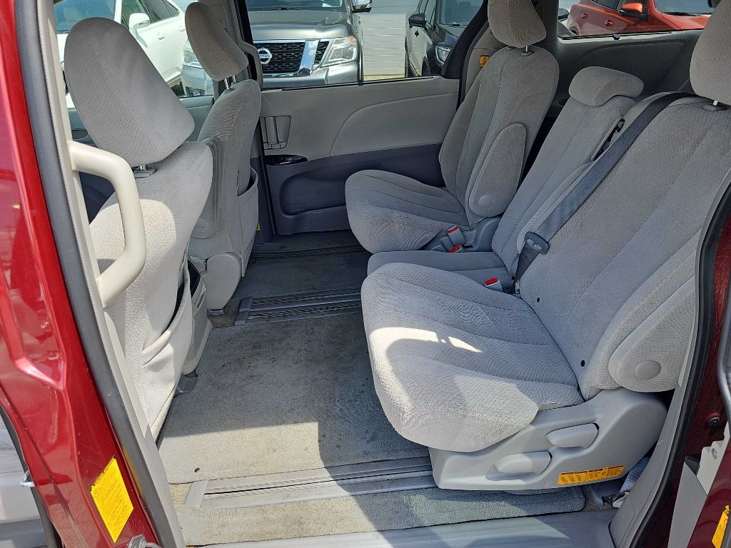 Toyota Sienna 5dr 7-Pass Van V6 LE AAS FWD (Natl) 2013 Toyota Sienna 5dr 7-Pass Van V6 LE AAS FWD (Natl) 2013