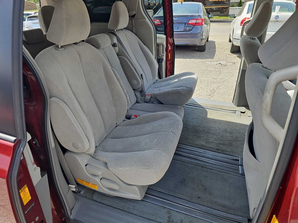 Toyota Sienna 5dr 7-Pass Van V6 LE AAS FWD (Natl) 2013 Toyota Sienna 5dr 7-Pass Van V6 LE AAS FWD (Natl) 2013