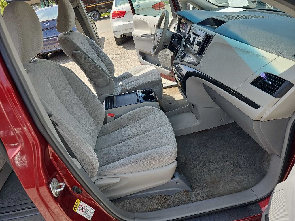 Toyota Sienna 5dr 7-Pass Van V6 LE AAS FWD (Natl) 2013 Toyota Sienna 5dr 7-Pass Van V6 LE AAS FWD (Natl) 2013