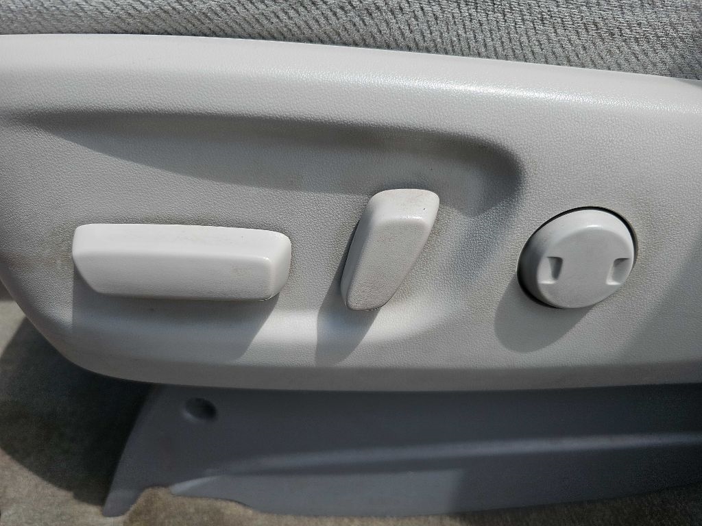 Toyota Sienna 5dr 7-Pass Van V6 LE AAS FWD (Natl) 2013 Toyota Sienna 5dr 7-Pass Van V6 LE AAS FWD (Natl) 2013