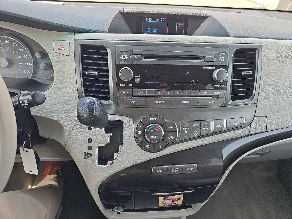 Toyota Sienna 5dr 7-Pass Van V6 LE AAS FWD (Natl) 2013 Toyota Sienna 5dr 7-Pass Van V6 LE AAS FWD (Natl) 2013