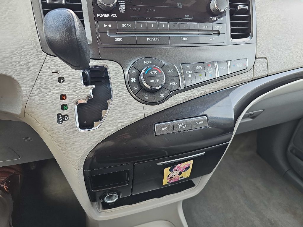 Toyota Sienna 5dr 7-Pass Van V6 LE AAS FWD (Natl) 2013 Toyota Sienna 5dr 7-Pass Van V6 LE AAS FWD (Natl) 2013