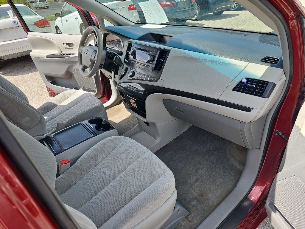 Toyota Sienna 5dr 7-Pass Van V6 LE AAS FWD (Natl) 2013 Toyota Sienna 5dr 7-Pass Van V6 LE AAS FWD (Natl) 2013