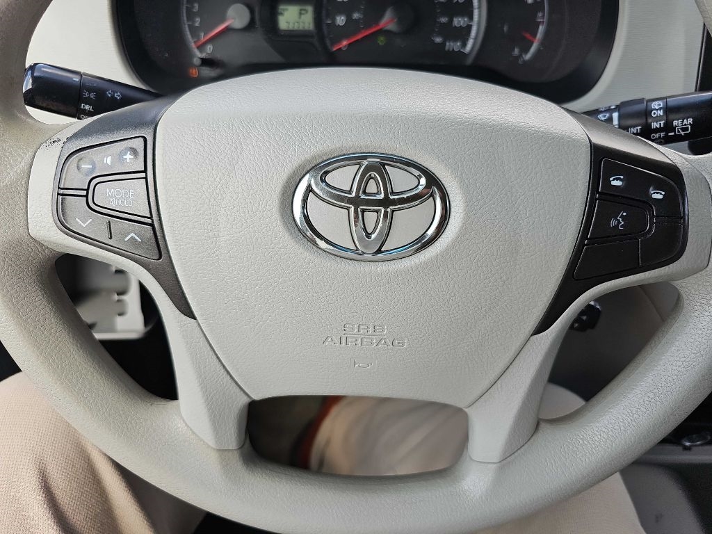 Toyota Sienna 5dr 7-Pass Van V6 LE AAS FWD (Natl) 2013 Toyota Sienna 5dr 7-Pass Van V6 LE AAS FWD (Natl) 2013