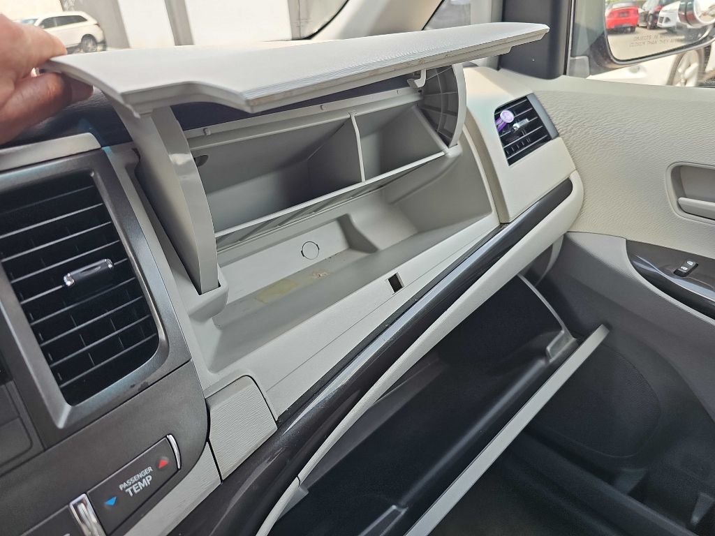 Toyota Sienna 5dr 7-Pass Van V6 LE AAS FWD (Natl) 2013 Toyota Sienna 5dr 7-Pass Van V6 LE AAS FWD (Natl) 2013